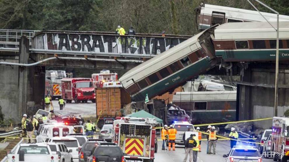 at least 3 dead as train derails over washington state highway