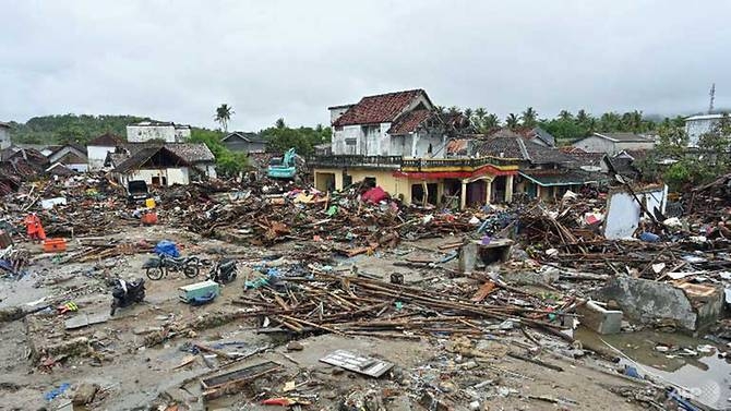 Prayers, fear in tsunami-struck Indonesian towns as toll tops 400