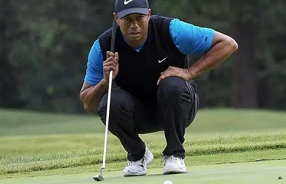 Woods turns down Saudi event, backs Mickelson