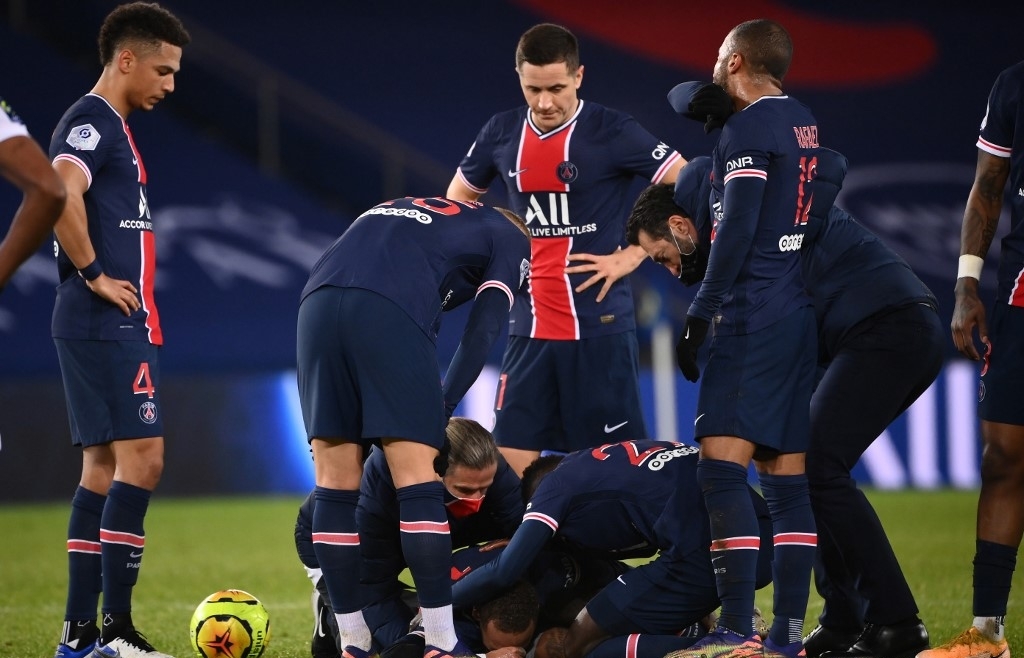 Lyon defeat PSG as Neymar stretchered off with ankle injury