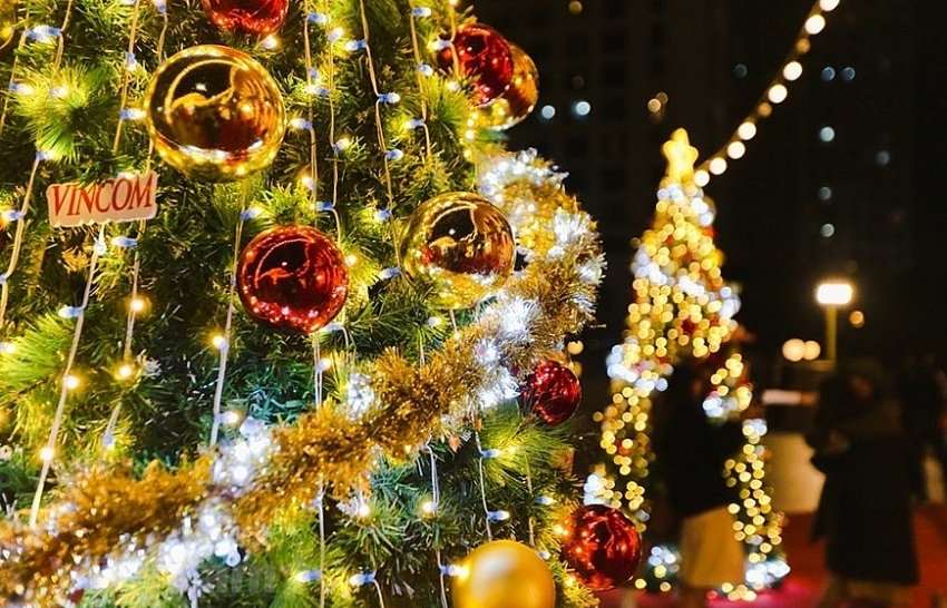 Giant Christmas trees in capital city (photos)