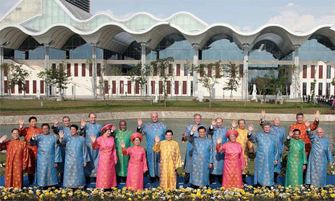 President Tran Dai Quang to present special costume to APEC leaders