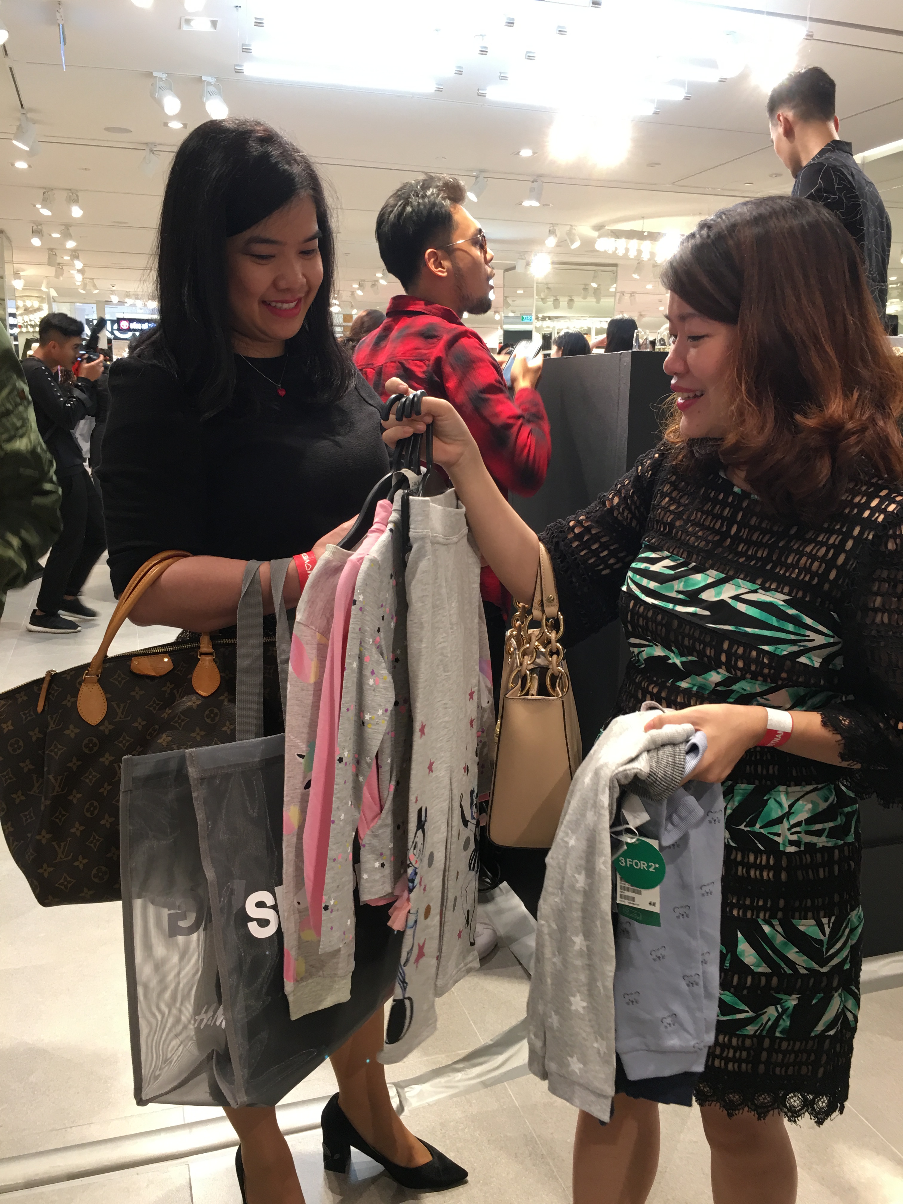 Thousands of people join H&M launch in Hanoi