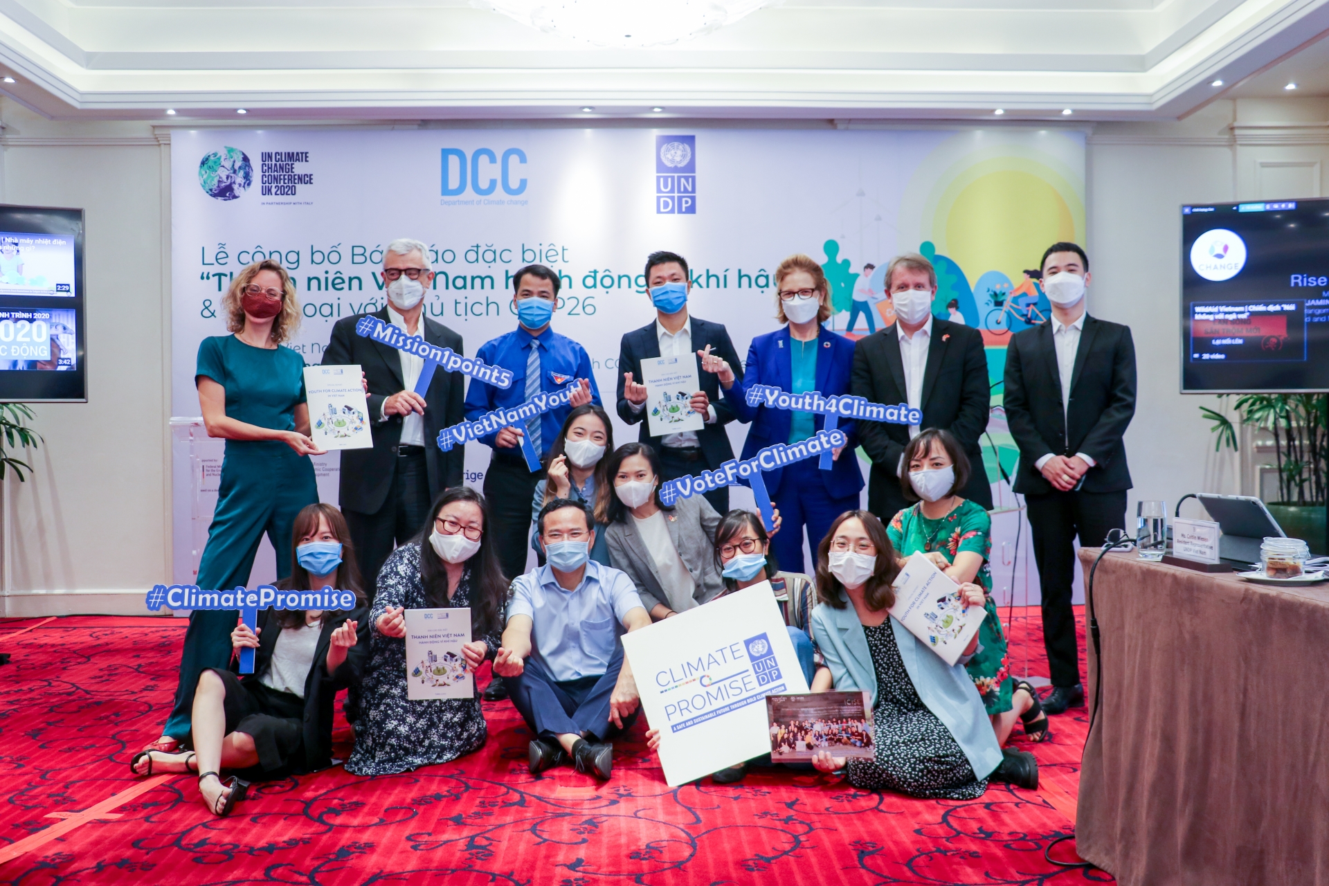 Vietnamese youth submit special report to COP26 leader