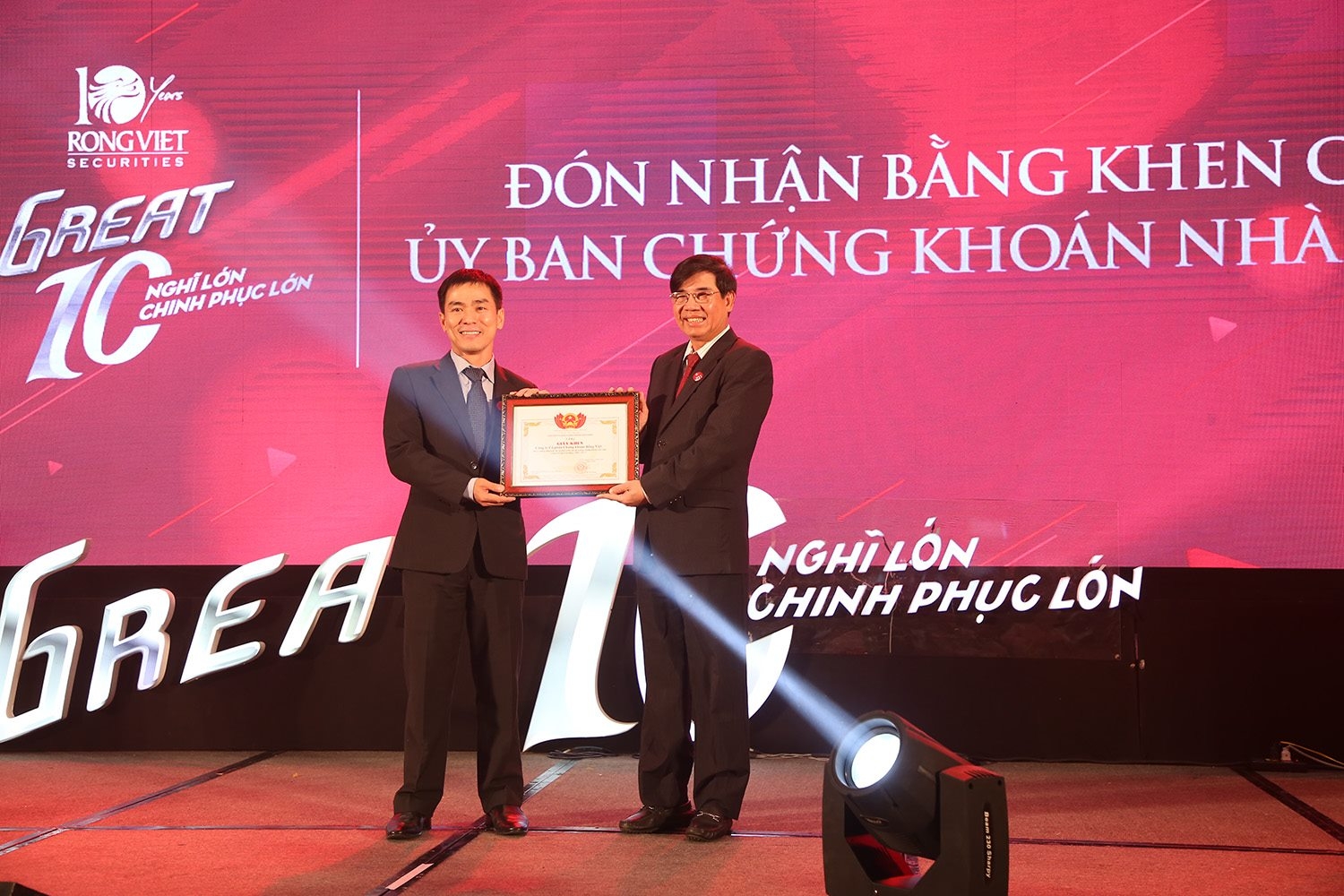 Viet Dragon Securities raises chartered capital to VND910 billion