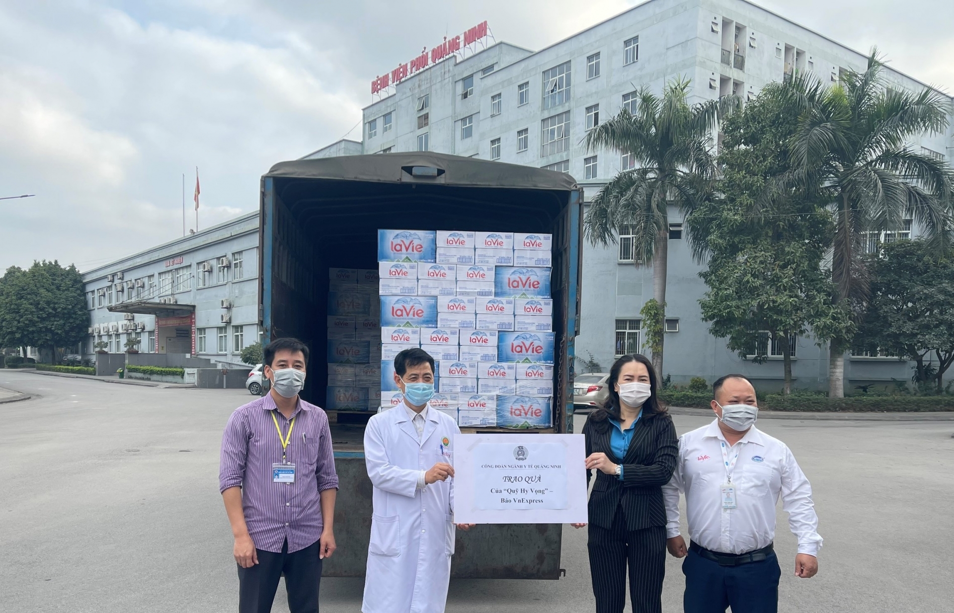 La Vie donates mineral water to quarantine areas and hospital in pandemic-hit provinces