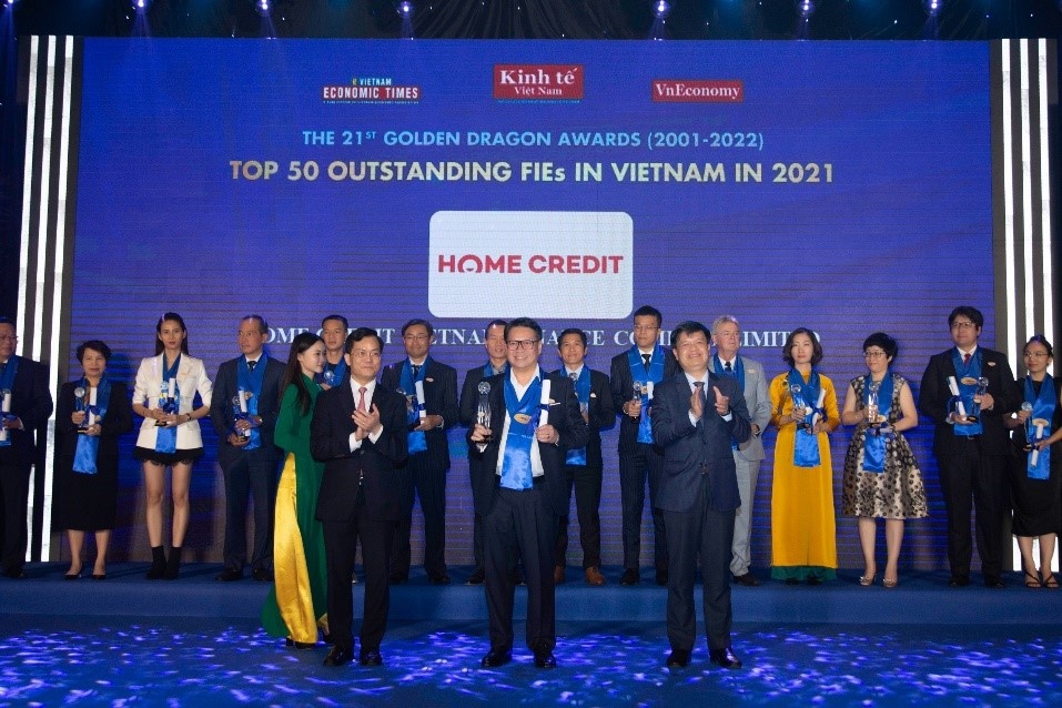 Home Credit Vietnam honoured among the top 50 outstanding investors in 2021-2022