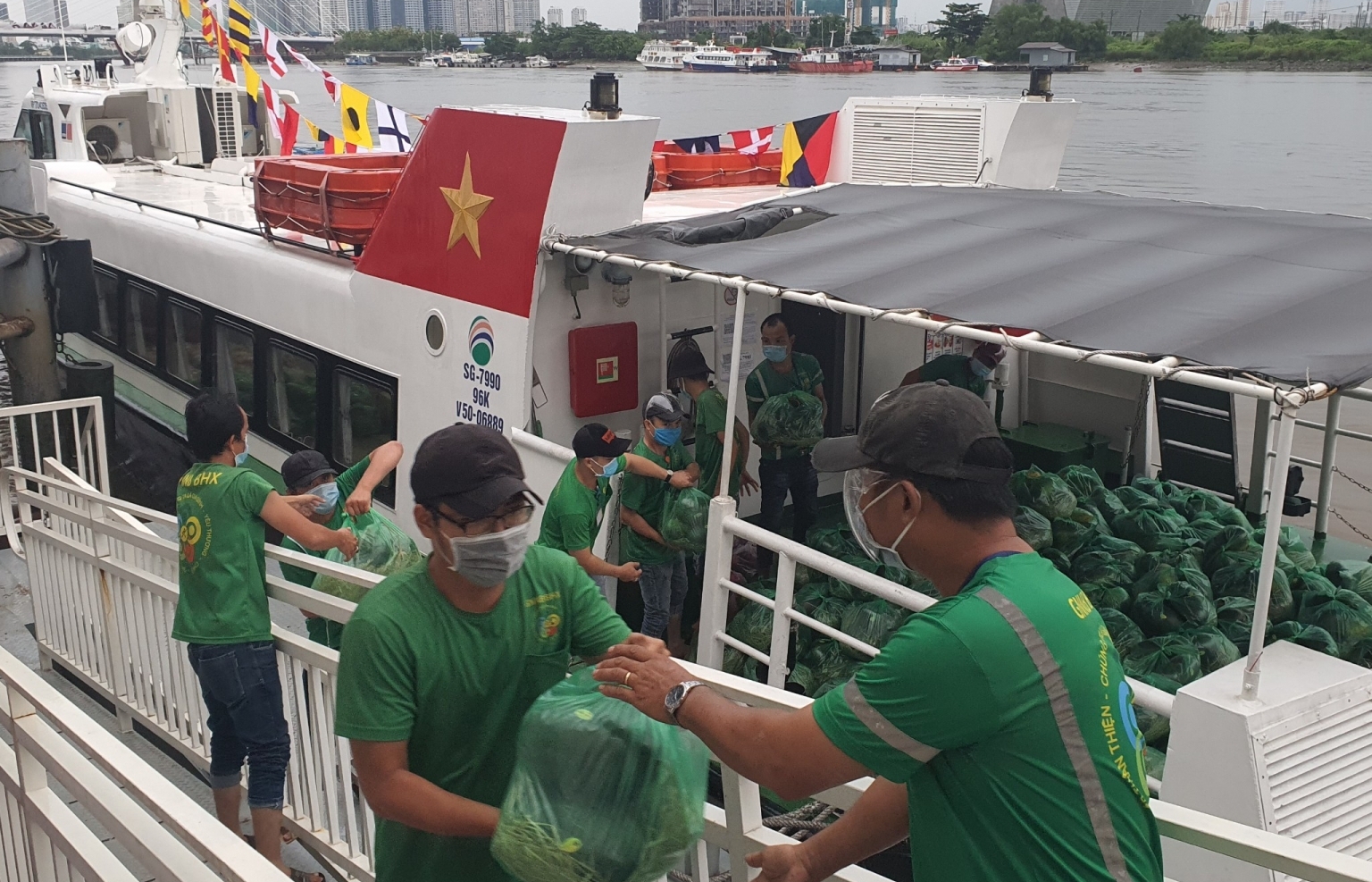High-speed boats transport first shipment of fruit and vegetables to Ho Chi Minh City