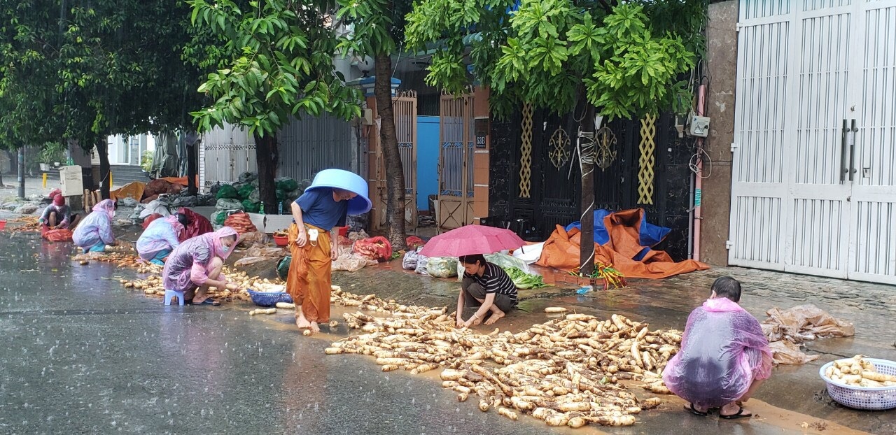 Foreigners and Vietnamese join hands to help the poor