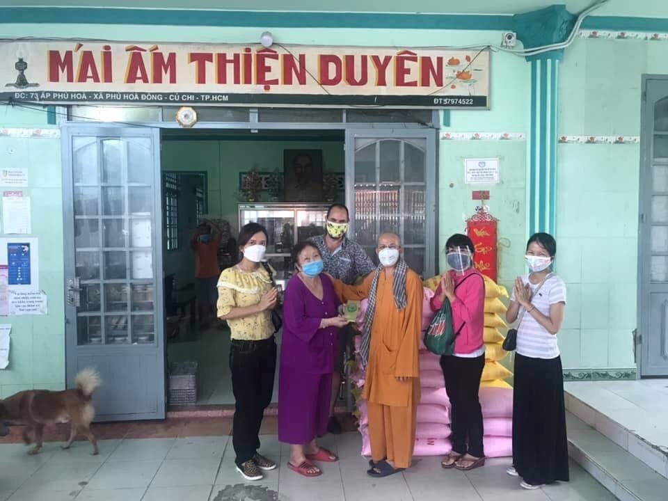 Foreigners and Vietnamese join hands to help the poor