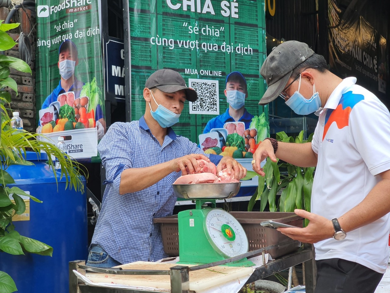 Ho Chi Minh City allows certain businesses to open until 9pm