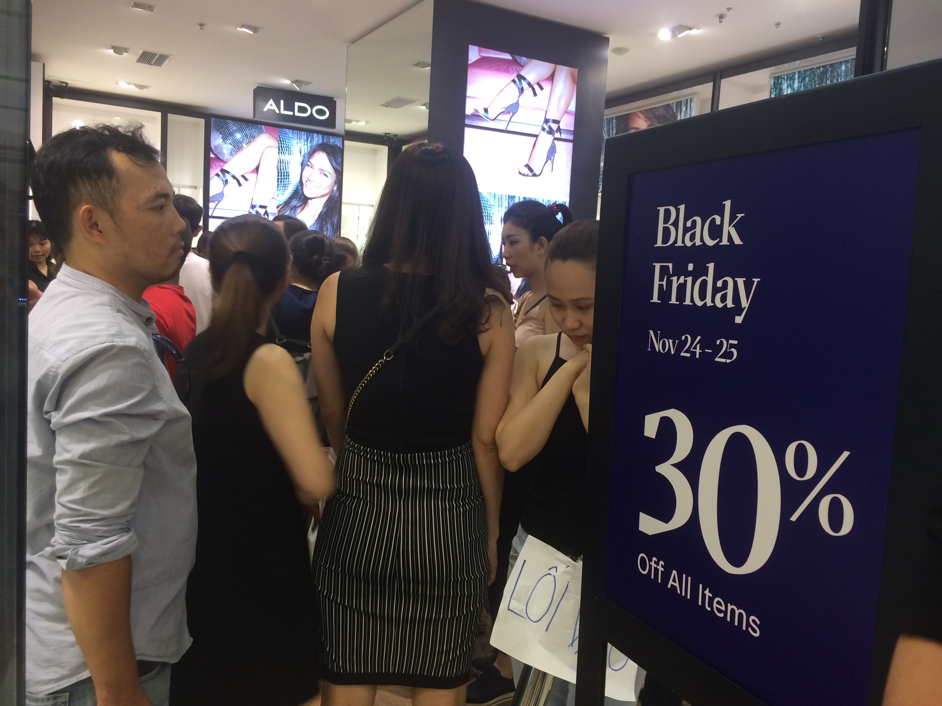 Saigon shoppers flood stores for Black Friday sales