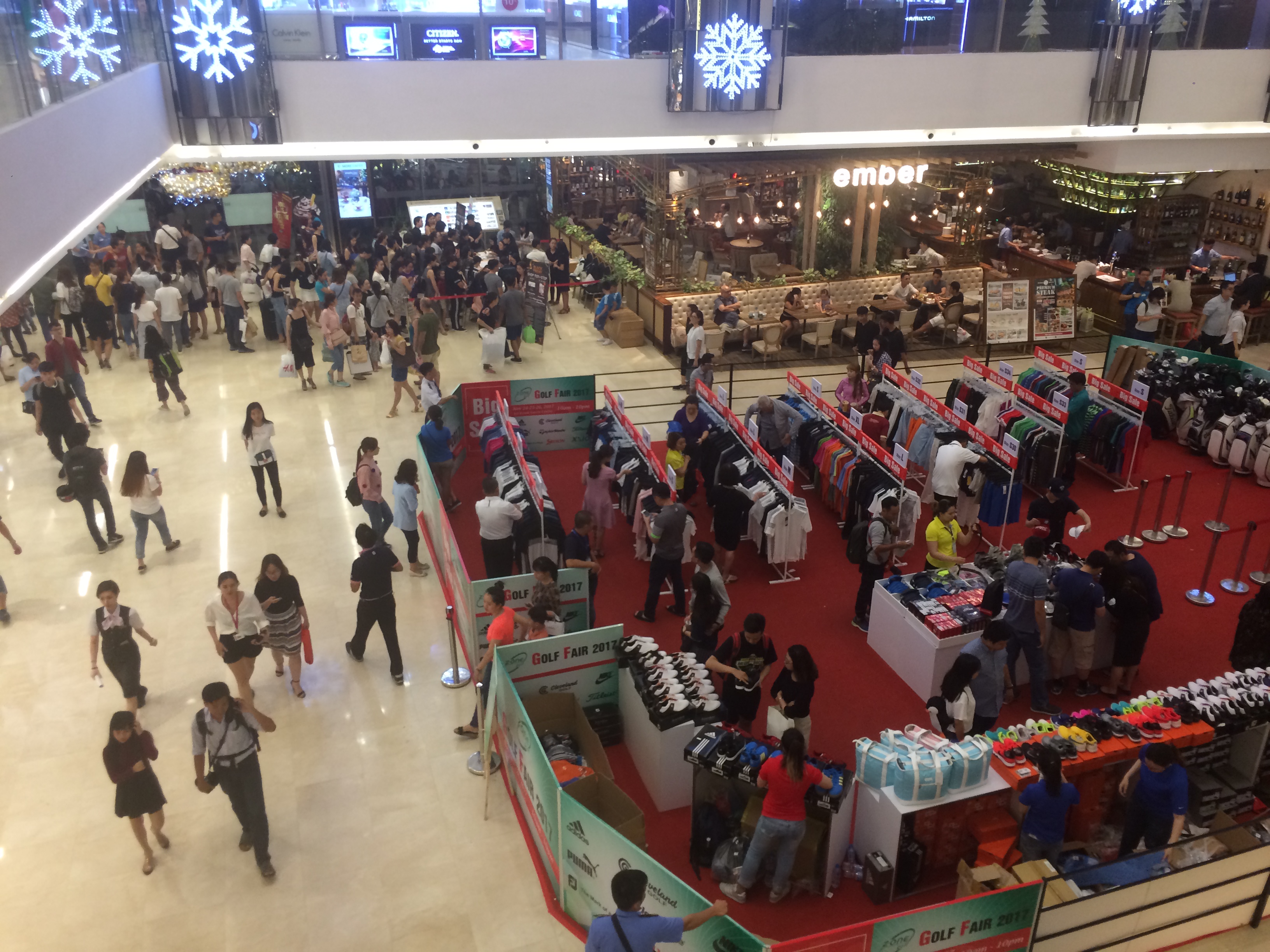 Saigon shoppers flood stores for Black Friday sales