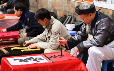 Calligrapher streets attract foreigners