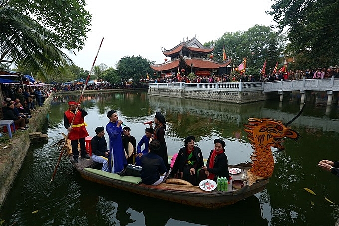 visitors flock to hear love duets in bac ninh