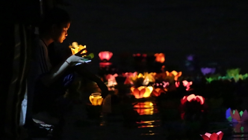 Lanterns shine on Saigon River full-moon festival