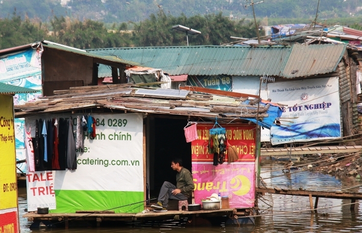 Life depending on the sun under the Hanoi’s Red river