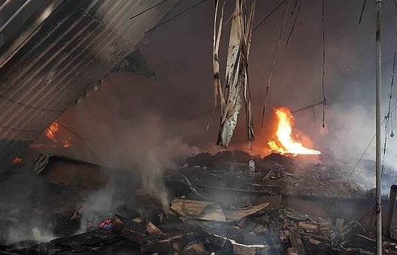 Dozens of groceries in Hanoi market were burned down