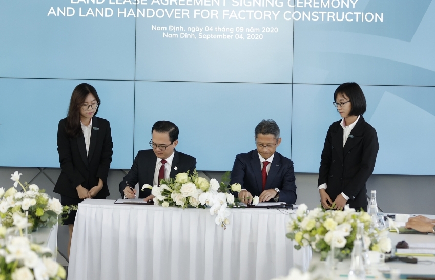 Cat Tuong and Top Textiles Vietnam sign land lease contract at Aurora IP