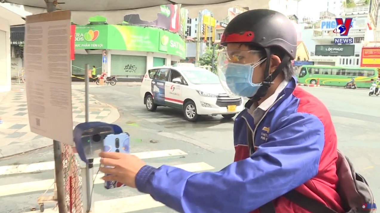 HCM City installs QR-code scanning cameras at Covid checkpoints