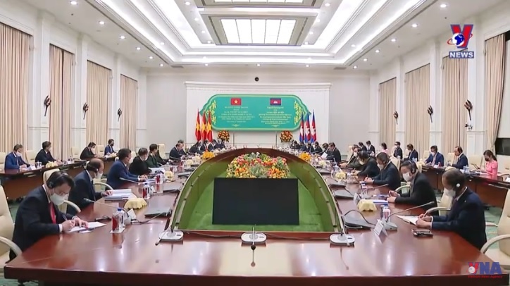 President Nguyen Xuan Phuc meets with Cambodian Prime Minister