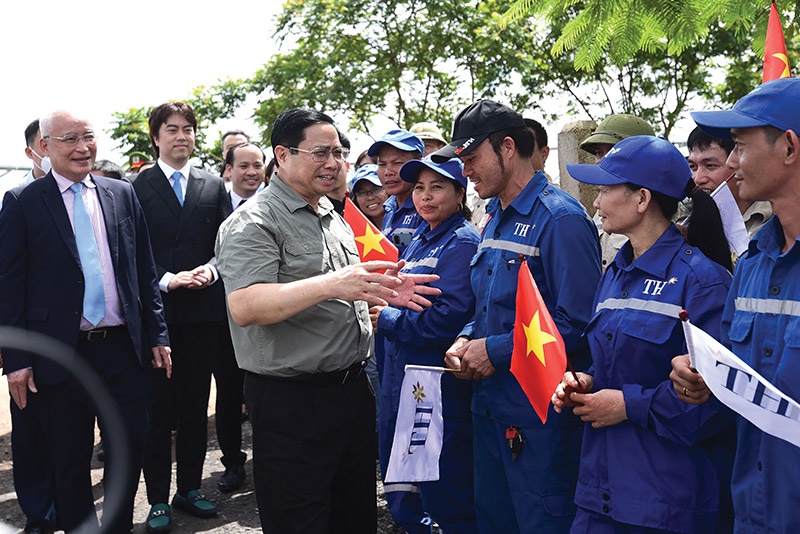 Prime Minister Pham Minh Chinh paid a visit to TH Group’s dairy farm and met with employees