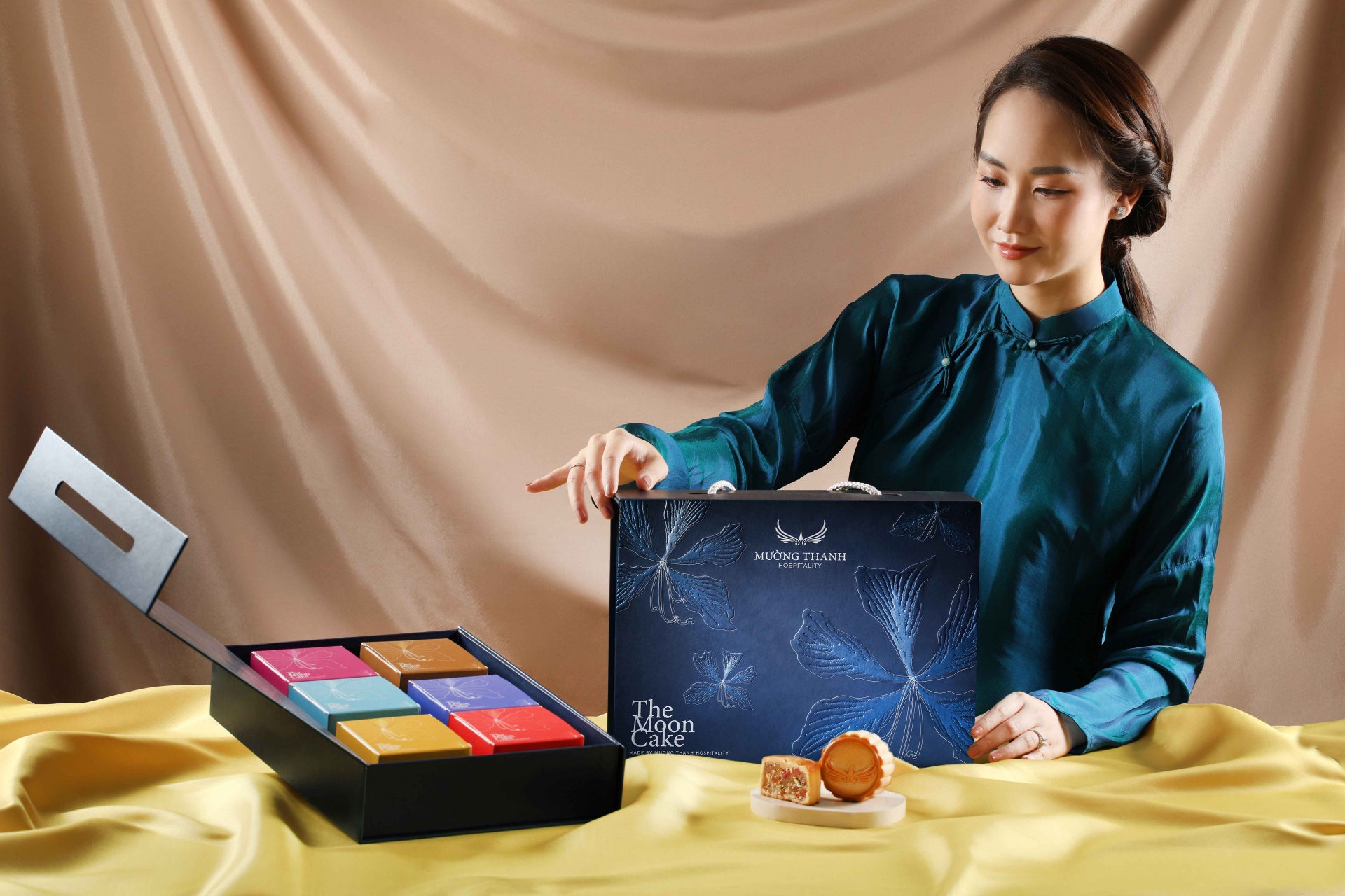 Mooncake gift set with full of affection sent by Muong Thanh Group