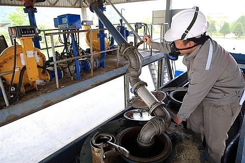 A PV Oil (OIL) technician in central Thua Thien-Hue Province pumps fuel into petrol tanks for distribution. OIL lost 1.5 per cent on Friday.-VNA/VNS Photo Huy Hung