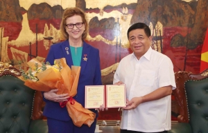 Minister Nguyen Chi Dung hosts outgoing UNDP Resident Representative