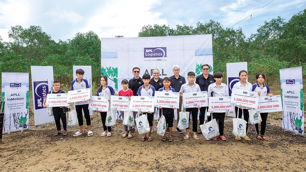 APL Logistics expresses its pride after planting a hectare of mangrove trees in Tra Vinh province