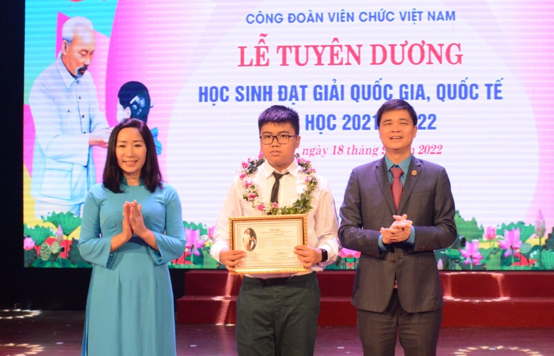 Vietnam Public Sector Union honours 166 excellent students