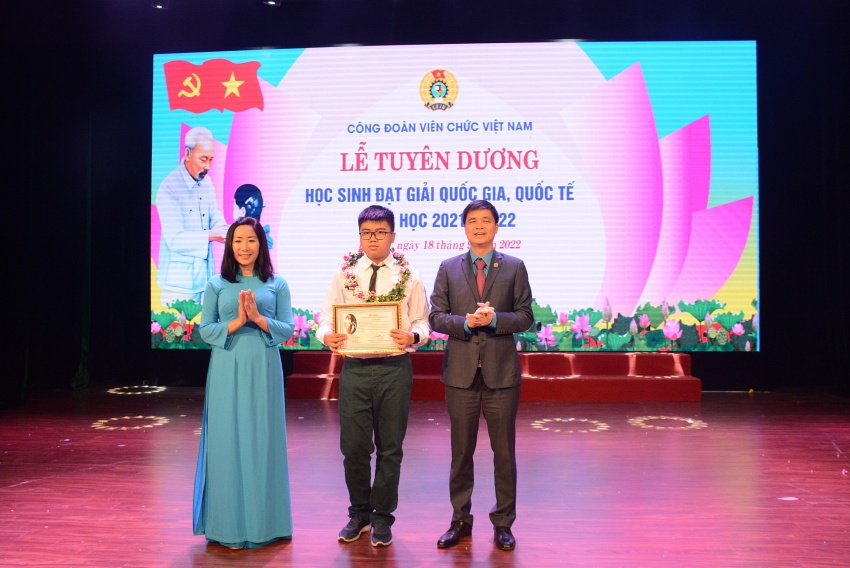 Vietnam Public Sector Union held ceremony to honour excellent national- and international-level students