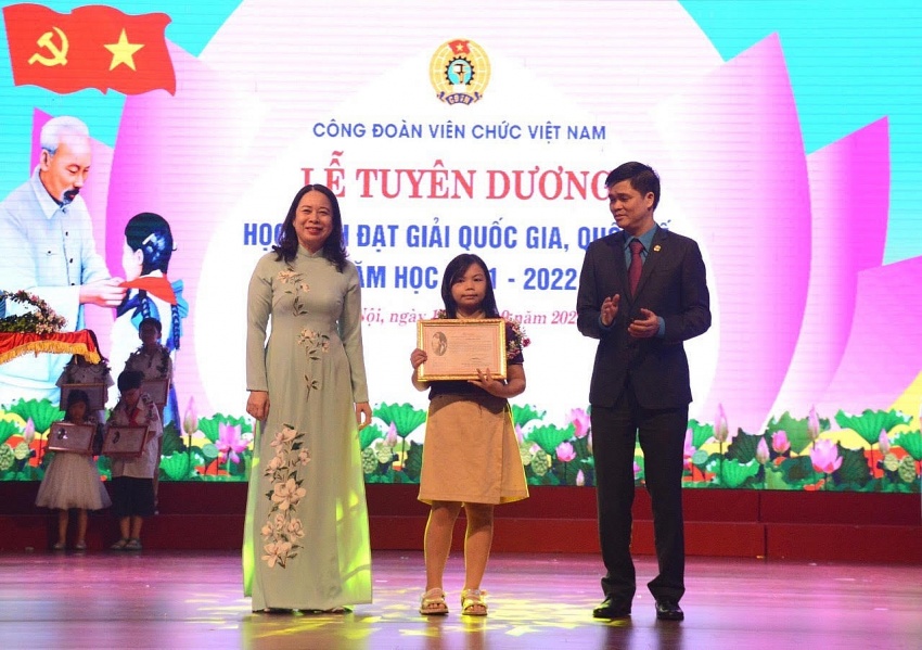 Vietnam Public Sector Union held ceremony to honour excellent national- and international-level students