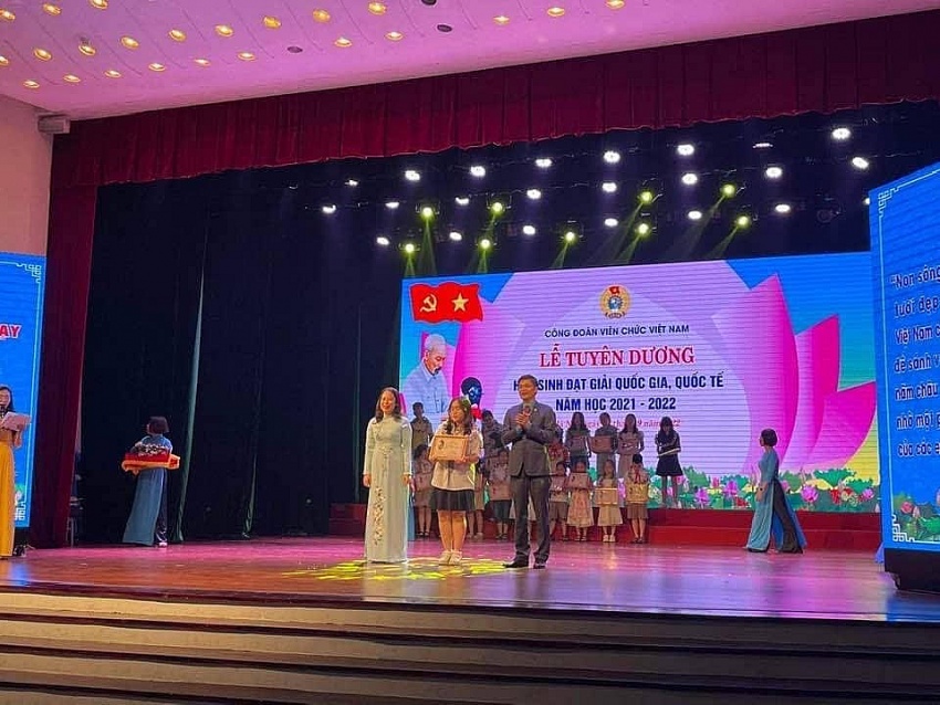 Vietnam Public Sector Union honouring 166 excellent students