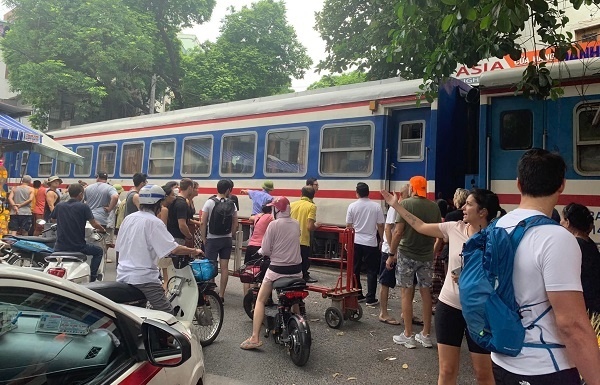 Tourist hit by train while trying to get into ‘train street’