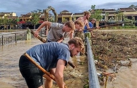 Foreign tourists help clean up Hoi An after typhoon Noru