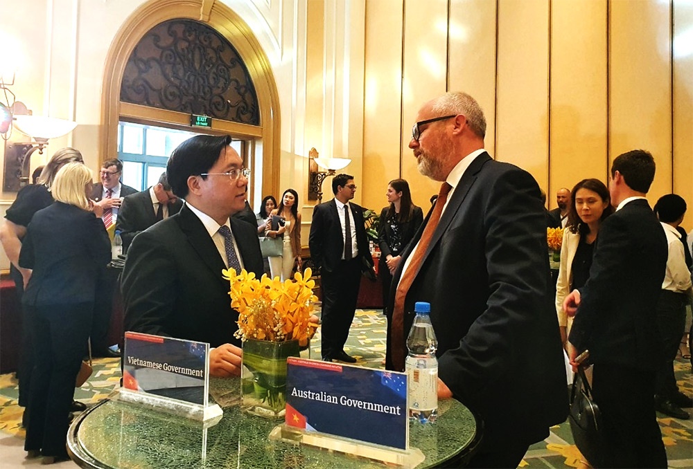 Tim Ayres, Australian Assistant Minister for Trade and Manufacturing, and Tran Duy Dong, Vietnamese Deputy Minister of Planning and Investment