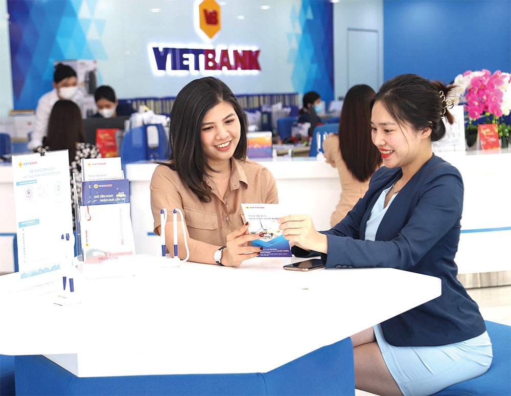 Some banks have updated interest rate tables to assist customers, Le Toan