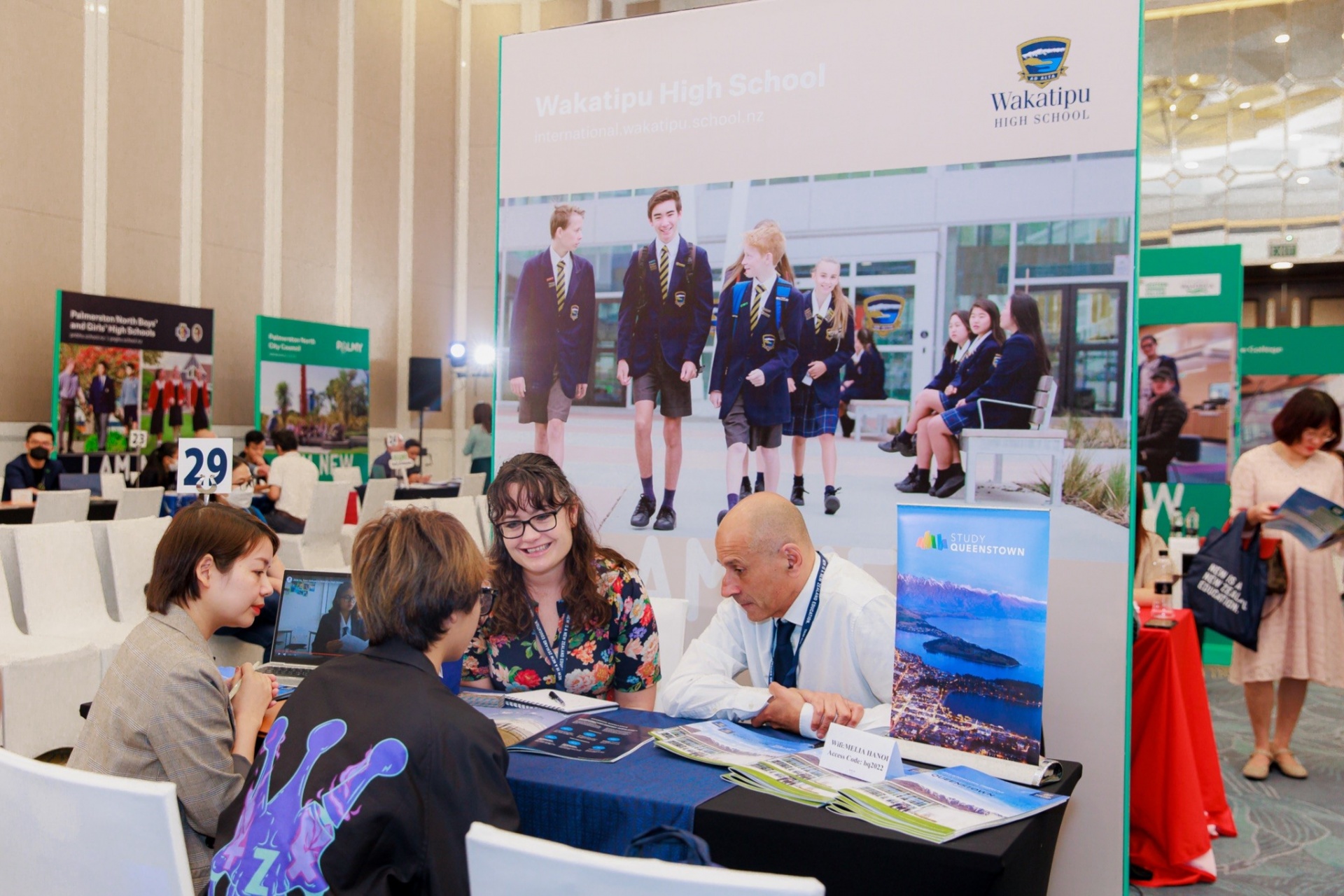 nearly 1000 vietnamese parents and students joined new zealand education fair 2022