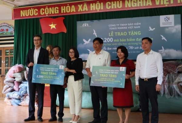 Tokio Marine Insurance Vietnam donates quality helmets to Ha Giang students - Vimarsana News