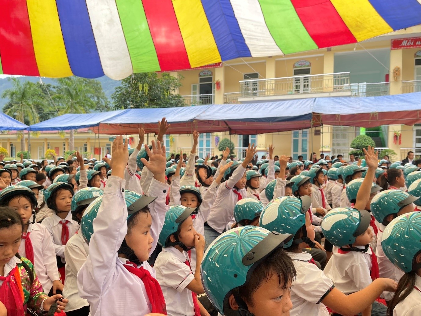 Tokio Marine Insurance Vietnam donates quality helmets to Ha Giang students