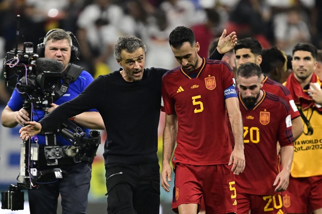 Spain's midfielder #05 Sergio Busquets (C-R) speaks to Spain's coach Luis Enrique (C-L) after the Qatar 2022 World Cup Group E football match between Spain and Germany at the Al-Bayt Stadium in Al Khor, north of Doha on November 27, 2022. JAVIER SORIANO / AFP