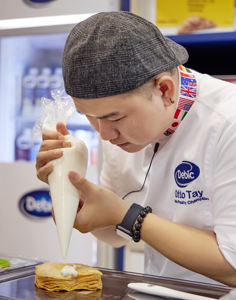 Chef Otto Tay, winner of the World Pastry Cup 2019, in a pastry performance with Debic high-end products