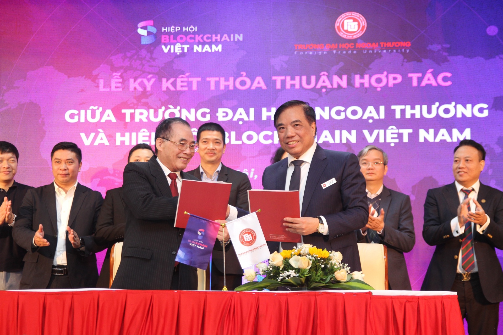 Signing ceremony of cooperation training in human resources between Vietnam Blockchain Association and Foreign Trade University on December 22,2022