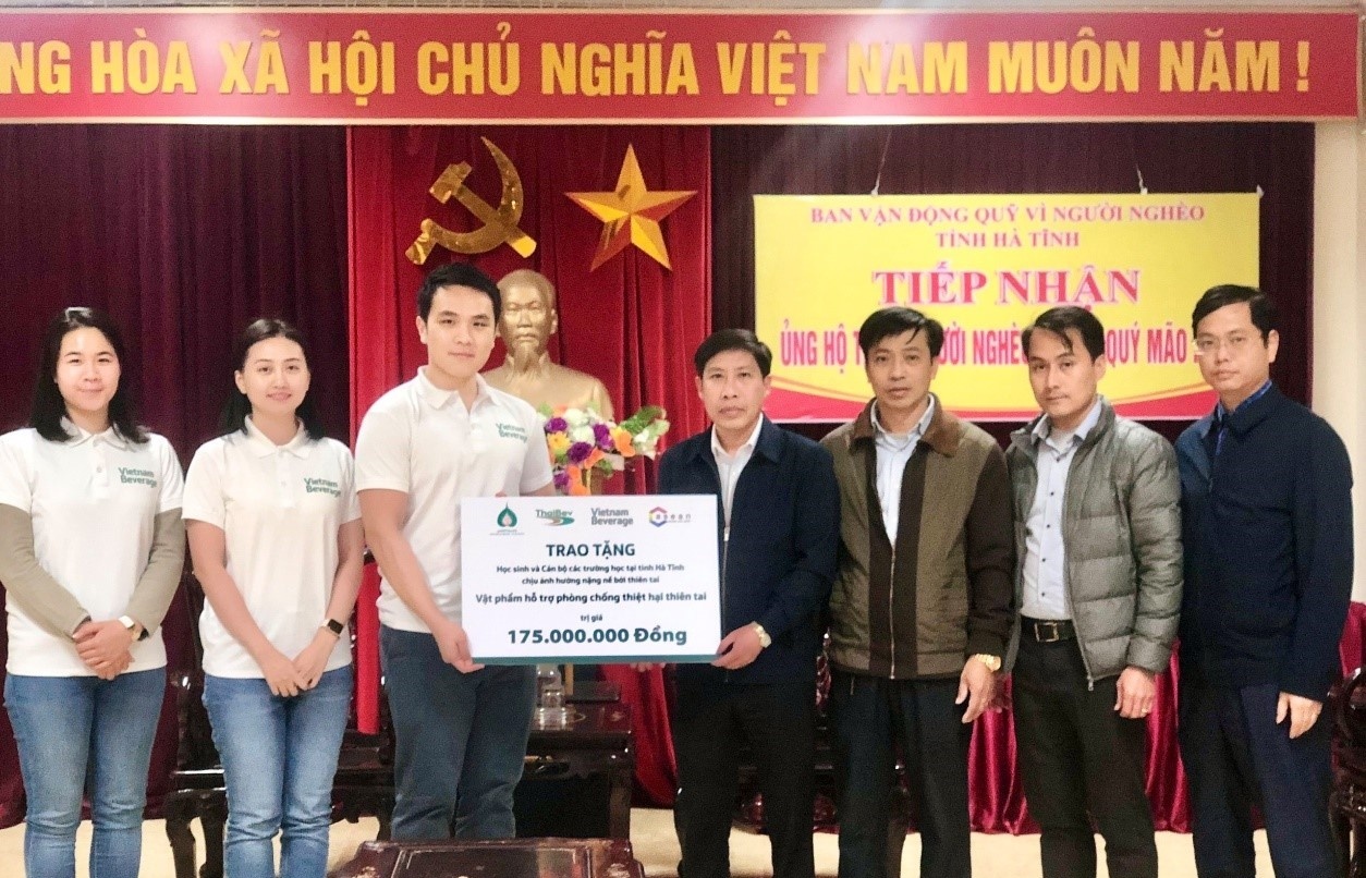 Vietnam Beverage presents donations to central region schools