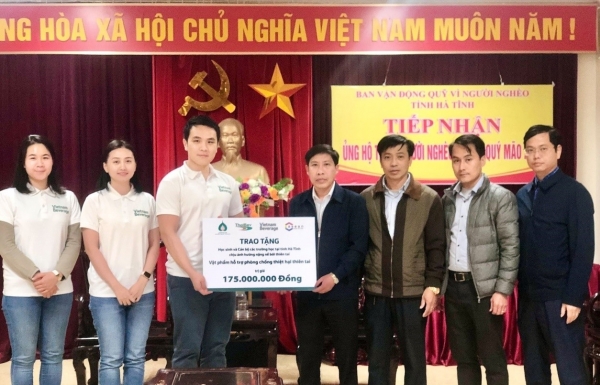 Vietnam Beverage presents donations to central region schools - Vimarsana News