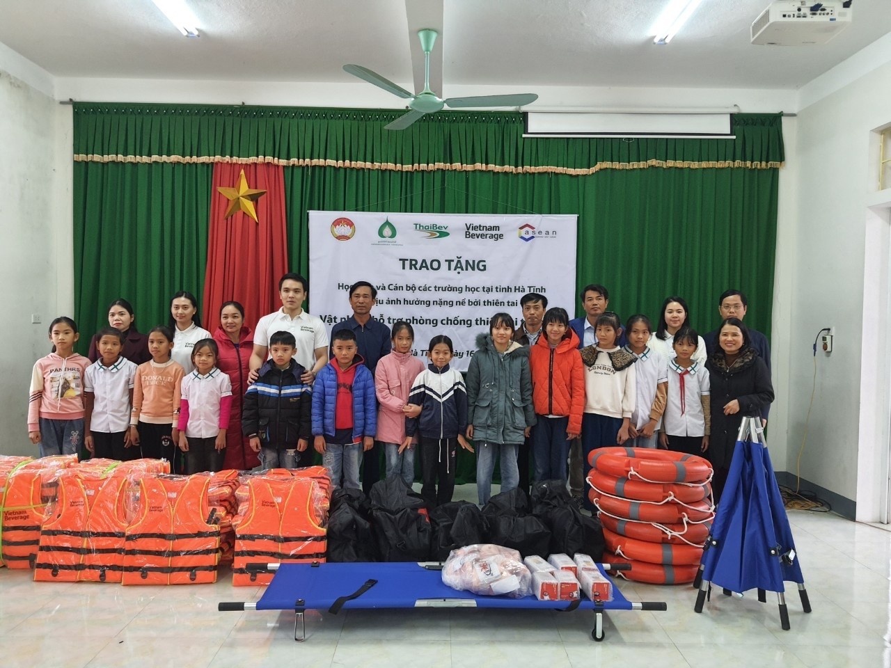 Vietnam Beverage presents donations to central region schools