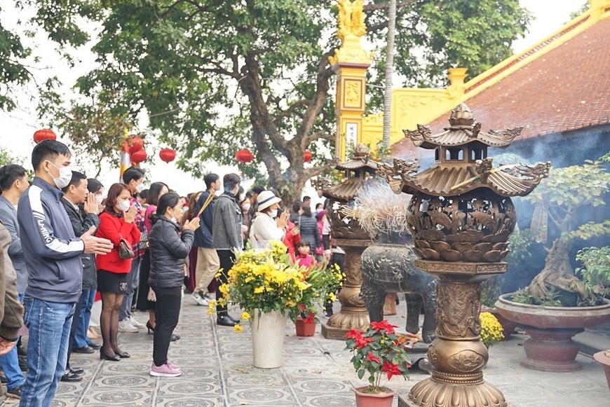 Vietnamese crowd pagodas on New Year’s Day