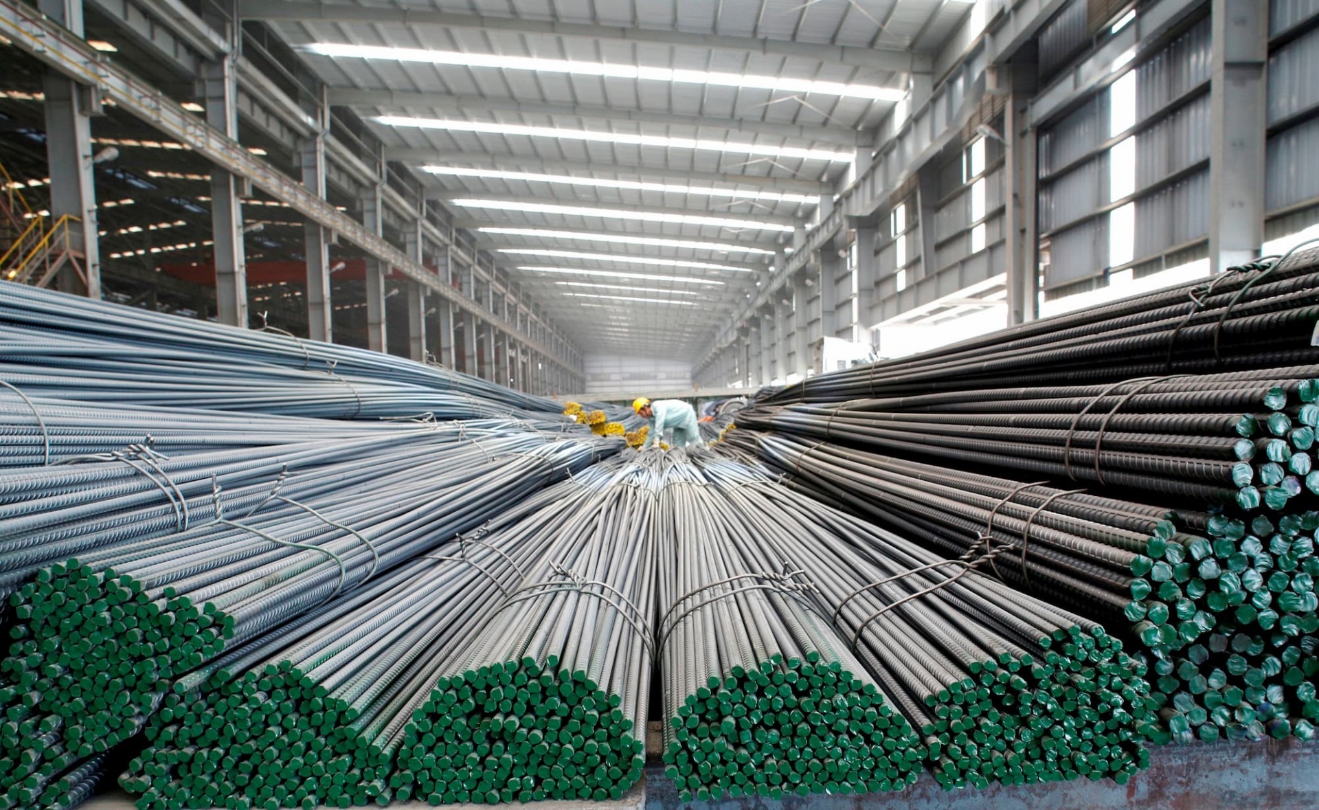 Construction steel price soars threefold in one month
