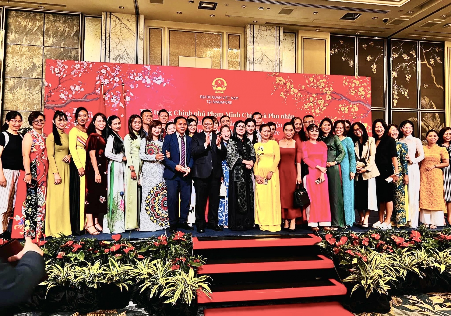 Prime Minister Pham Minh Chinh visits Vietnamese community in Singapore
